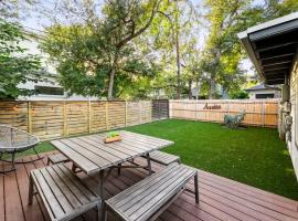 Hotel Foto: Mid-century home in Zilker with a backyard