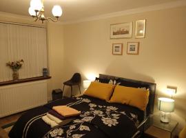 होटल की एक तस्वीर: Inviting 4-Bed Apartment in Walsall