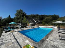 A picture of the hotel: Belle maison de vacances avec piscine chauffée