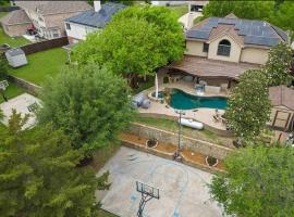 รูปภาพของโรงแรม: Magical 5BR W Pool, Hot Tub, Lake, Basketball Court