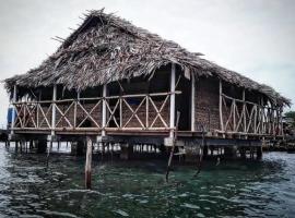 Zdjęcie hotelu: Private Traditional Hut on the water with 2 rooms