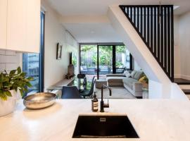 酒店照片: Green Door Gem - Your Stylish Retreat in South Melbourne