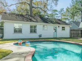 Hotel Photo: 3BR bungalow with pool, pergola, fire pit in Houston