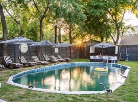 Фотография гостиницы: Empire by AvantStay Pool Hot Tub and Firepit 20 Minutes to Downtown Austin