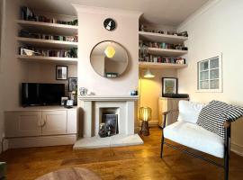 A picture of the hotel: Elegant and Eclectic Home near Ashton Gate