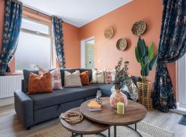 Hotel Photo: Stylish 4-BR House with Parking, Central location by Blue Puffin Stays