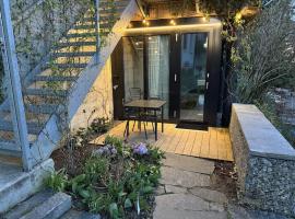 Ξενοδοχείο φωτογραφία: Charming Tiny Garden House for two