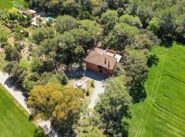 A picture of the hotel: Charming country house with pool and huge garden