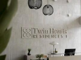 รูปภาพของโรงแรม: Twin Hearts Residences Unit 215