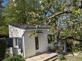 A picture of the hotel: Studio tout confort jardin partagé