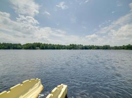 Zdjęcie hotelu: Lakefront Getaway with Canoe and Dock Fishing!