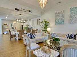 酒店照片: Luxe Vacation Home Near Beach with Shuttle!