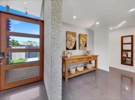Hotel Photo: Luxe Family Home in Peregian Springs