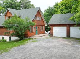 Chalet Mont Cascades w/ Spa & Fibre Optic Internet, hôtel à Cantley