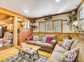 Zdjęcie hotelu: Rustic Searsport Cabin Loft and Sunroom on 10 Acres