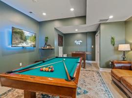 ホテル写真: Luxury Townhome 2 Car Garage and Decks 2 Billiards Room