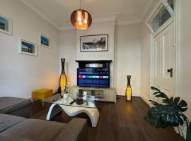 Hotel Foto: Tranquil 3 Bdrms house Darling Harbour & Fish Market & China Town & ICC & CBD