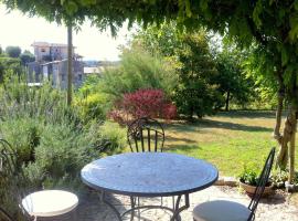 Фотография гостиницы: Chalet with garden, terrace and barbecue