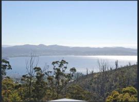 Hotel fotoğraf: Modern executive house, stunning views over Hobart