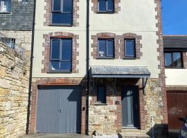 होटल की एक तस्वीर: 4 Bed House in Lovely Cornish Town