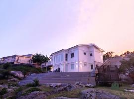 호텔 사진: Fantastic villa with a sea view in Torslanda