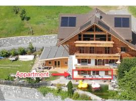 รูปภาพของโรงแรม: Alpine Chalet with Natural Pool