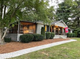 A picture of the hotel: Stylish Private Home 1 mile from Downtown Franklin