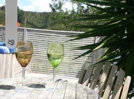 Dream Weavers Farm Cabin, hotel in Karetu