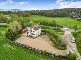 รูปภาพของโรงแรม: Bean Farm house Semi Rural Area Security Parking