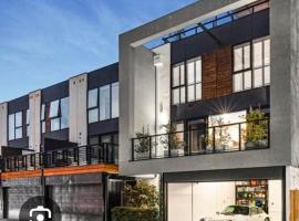 Фотография гостиницы: Modern townhouse port Melbourne