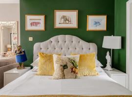 होटल की एक तस्वीर: Deco Studio: King bed, kitchenette, stylish & comfortable