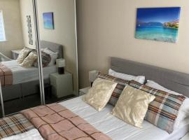 Hotel Photo: Cheerful 4 Bedroom Townhouse with free parking