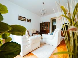 Hotel foto: Fantastic 2BDR with parking in City Center