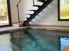 ホテル写真: Casa con piscina interior en Tamariu, Calella de Palafrugell