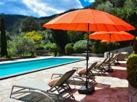 Hotel fotoğraf: Villa avec piscine dans un village - superbe vue montagne -5 minutes de la plage