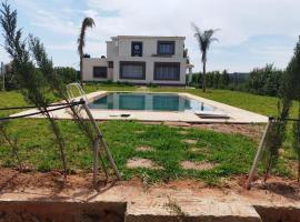 Hotel foto: Maison avec piscine dans une ferme benslimane