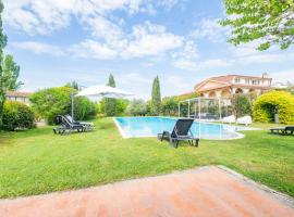 Hotel fotoğraf: Astonishing Villa with Pool and Garden