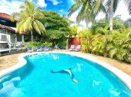 รูปภาพของโรงแรม: Rancho Rebecca, villa de lujo para un Max 10 personas, vistas panorámicas playa y montañas, piscina, 5 H, 5 B en Guarame, Isla de Margarita