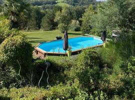 호텔 사진: Chalet de 5 chambres avec piscine privee jardin clos et wifi a Tudeils