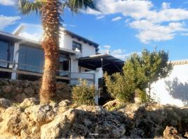 Hotel Photo: 4 bedrooms villa with private pool and furnished terrace at Loja