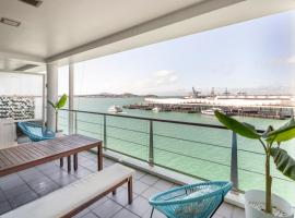 होटल की एक तस्वीर: Your Luxury Waterfront Retreat Awaits