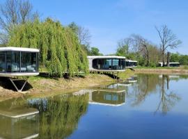 Pałac Wieniawskich - Luksusowe, Całoroczne Domki Glampingowe Nad Jeziorem, Prywatna Balia, Park 10ha, hôtel à Grodzisk Mazowiecki