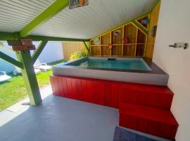 รูปภาพของโรงแรม: Gîte avec espace bien être et jacuzzi entre Bordeaux et Lacanau océan