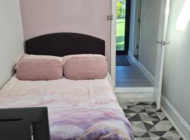 Foto di Hotel: 1 Bed Annex 2 mins from Harlow Mill train station