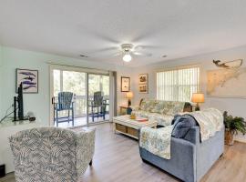 Hotelfotos: Southport Resort Condo with Deck and Pool Access