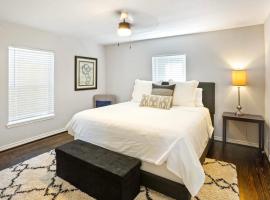 Hotel Photo: Cozy Heights 2 BD Bungalow, Walkable