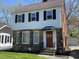 Hotel Photo: Fenced-in Backyard, Univ Hts Charmer, 3 Bed