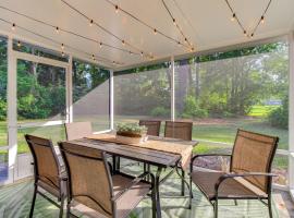 A picture of the hotel: Garden City Home with Screened Porch Near Savannah!