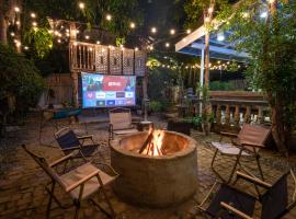 Hotel Photo: Villa Raya w Outdoor Cinema, Bonfire, Treehouse & Parking