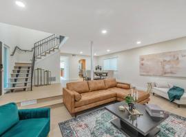 Hotel Photo: Luxe Home Steps from Mall and Downtown Escape